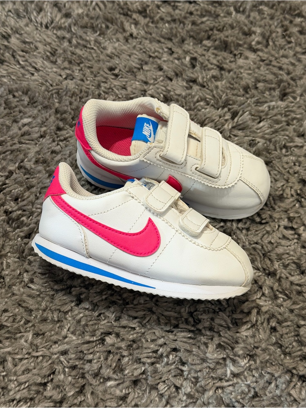 Nike Cortez Kids White Sneakers with Bright Pink Swoosh size 8
